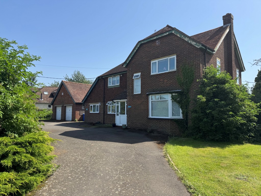 Lot: 167 - DETACHED FOUR-BEDROOM HOUSE - RESIDENTIAL INVESTMENT - The property